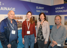 De familie Van Oosten kreeg Marten Barel (links) op bezoek. Uiterst rechts: Elbert van Oosten.